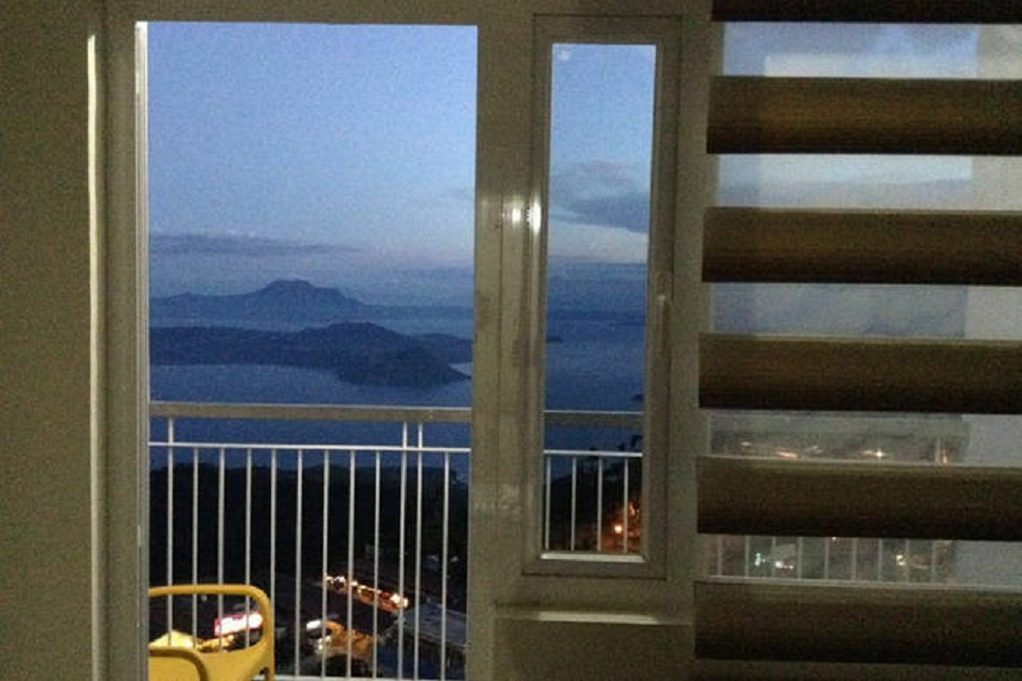 Blowing In The Wind - Lake View Apartments تاجيتاي المظهر الخارجي الصورة